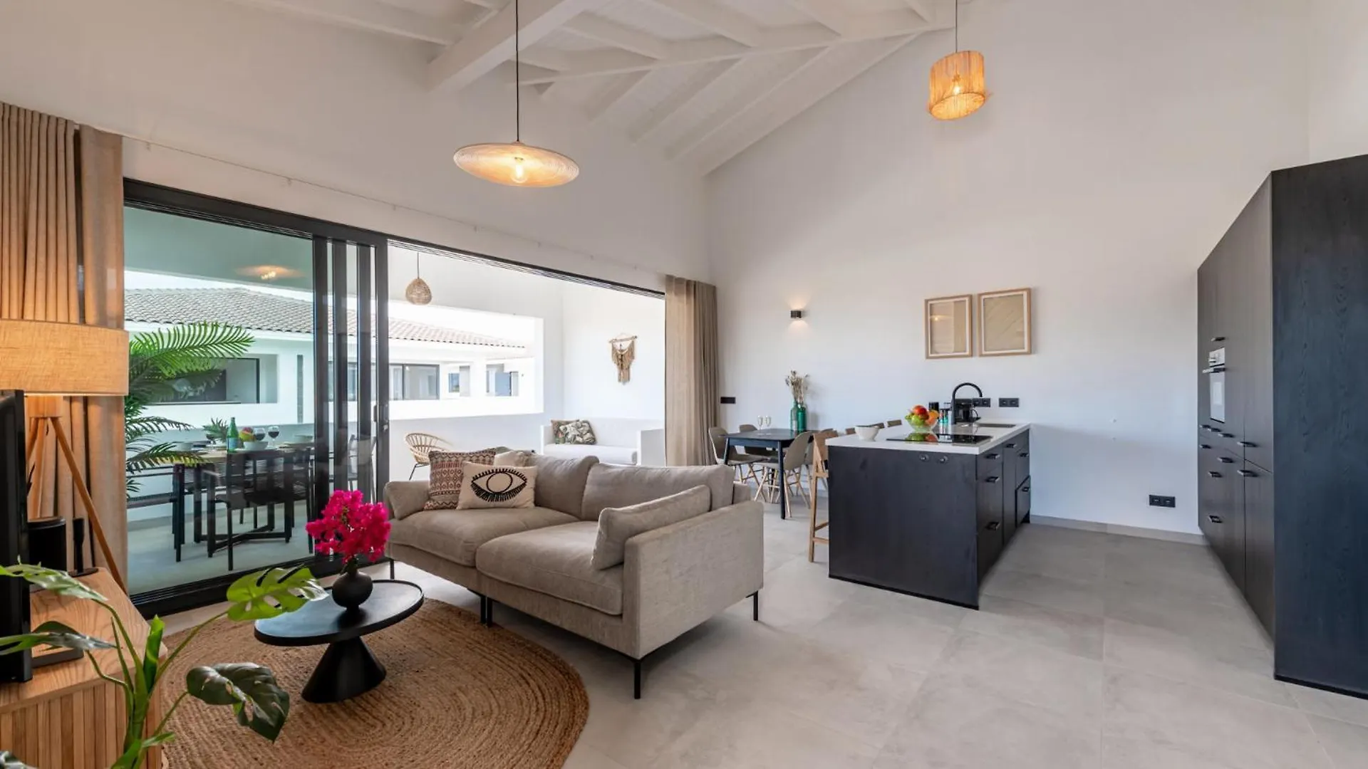 Contacts de The Wave - Excellently Located Penthouse With Pool